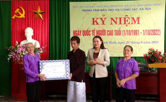 Đồng ch&iacute; B&iacute; thư Tỉnh ủy thăm, tặng qu&agrave; Người cao tuổi