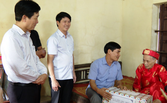 Đồng ch&iacute; Đỗ Việt Anh thăm, tặng qu&agrave; người cao tuổi tại huyện Kim Sơn