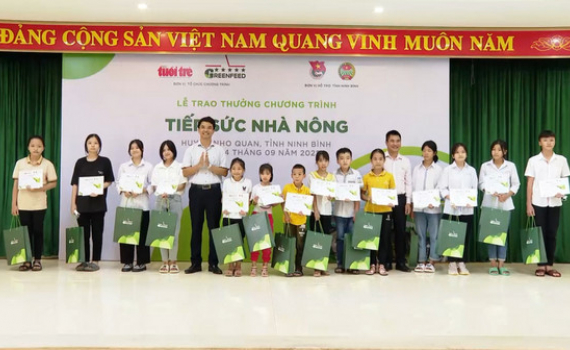 Trao thưởng học sinh vượt kh&oacute; chương tr&igrave;nh "Tiếp sức nh&agrave; n&ocirc;ng"