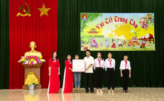 Đồng ch&iacute; Nguyễn Ho&agrave;ng H&agrave;, Ph&oacute; Chủ tịch HĐND tỉnh thăm, tặng qu&agrave; Tết Trung thu