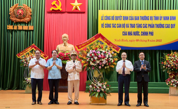 C&ocirc;ng bố quyết định của Ban Thường vụ Tỉnh uỷ về c&ocirc;ng t&aacute;c c&aacute;n bộ