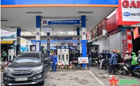 Từ 15 giờ chiều nay, 21-9, gi&aacute; xăng dầu tiếp tục giảm về quanh mốc 22.000 đồng/l&iacute;t