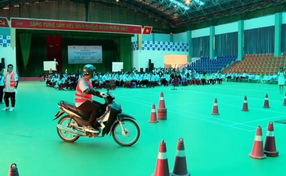 Ph&aacute;t động học sinh, sinh vi&ecirc;n nghi&ecirc;m chỉnh chấp h&agrave;nh ph&aacute;p luật về an to&agrave;n giao th&ocirc;ng