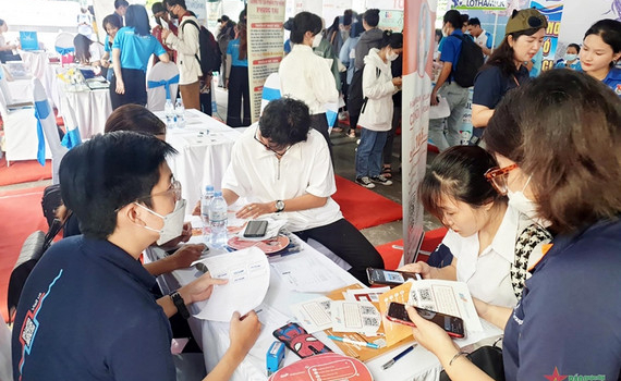 Hơn 2.000 sinh vi&ecirc;n chuẩn bị tốt nghiệp được tham gia ng&agrave;y hội việc l&agrave;m