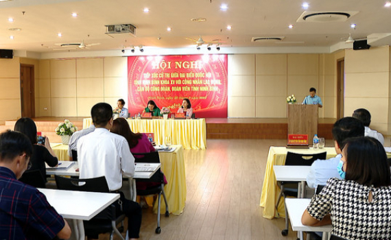 Đo&agrave;n ĐBQH tỉnh tiếp x&uacute;c với c&ocirc;ng nh&acirc;n lao động, c&aacute;n bộ c&ocirc;ng đo&agrave;n, đo&agrave;n vi&ecirc;n