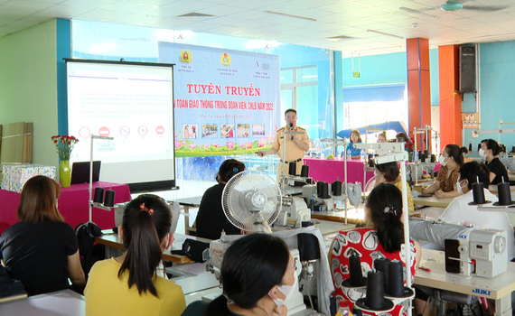 Li&ecirc;n đo&agrave;n Lao động huyện Hoa Lư phối hợp với C&ocirc;ng an huyện tuy&ecirc;n truyền ATGT cho c&ocirc;ng nh&acirc;n lao động