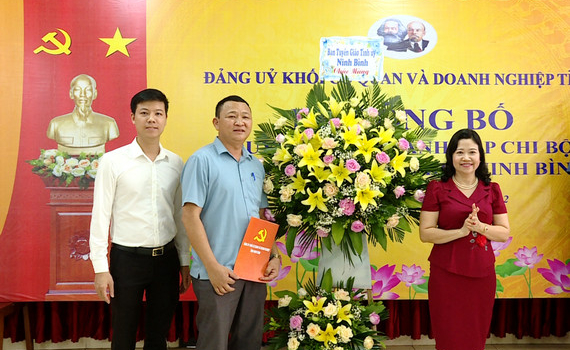 Đảng ủy Khối Cơ quan v&agrave; Doanh nghiệp tỉnh c&ocirc;ng bố Quyết định th&agrave;nh lập Chi bộ Doanh nghiệp