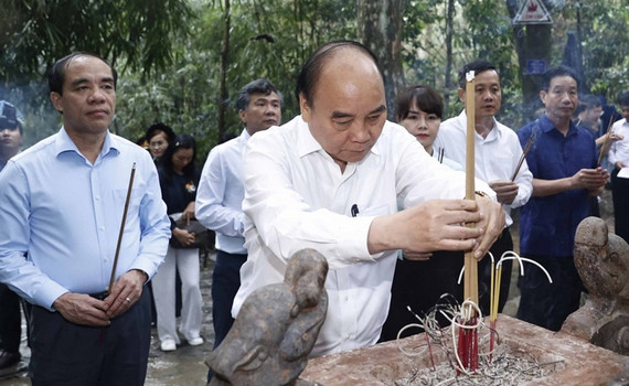 Chủ tịch nước Nguyễn Xu&acirc;n Ph&uacute;c d&acirc;ng hương tại Khu di t&iacute;ch Quốc gia đặc biệt T&acirc;n Tr&agrave;o
