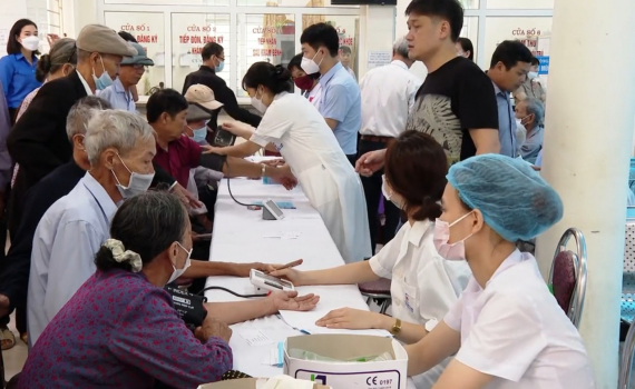 Kh&aacute;m, chữa bệnh miễn ph&iacute; tại Kim Sơn