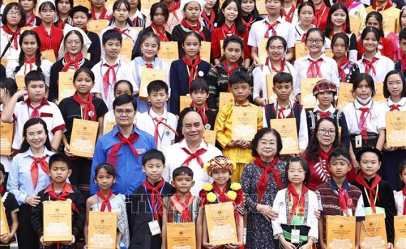 Chủ tịch nước Nguyễn Xu&acirc;n Ph&uacute;c gặp mặt thiếu nhi ti&ecirc;u biểu c&aacute;c d&acirc;n tộc to&agrave;n quốc