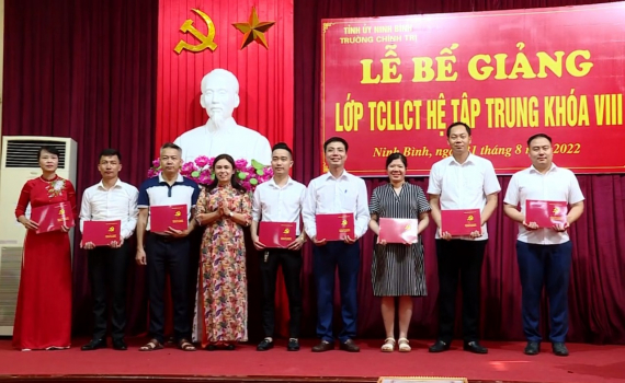 Bế giảng lớp Trung cấp ch&iacute;nh l&yacute; luận ch&iacute;nh trị kh&oacute;a VIII