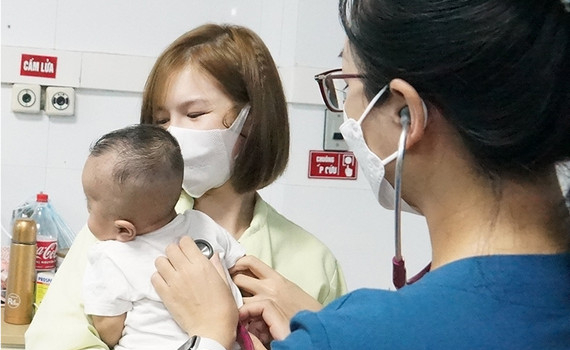 H&agrave; Nội: Bệnh nh&acirc;n nhập viện do sốt xuất huyết, vi&ecirc;m phổi, vi&ecirc;m phế quản tăng mạnh