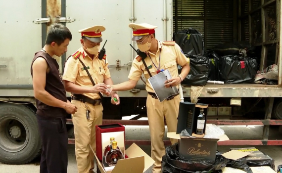 Trạm Cảnh s&aacute;t giao th&ocirc;ng Tam Điệp bắt giữ gần 1.000 chai rượu ngoại kh&ocirc;ng r&otilde; nguồn gốc, xuất xứ