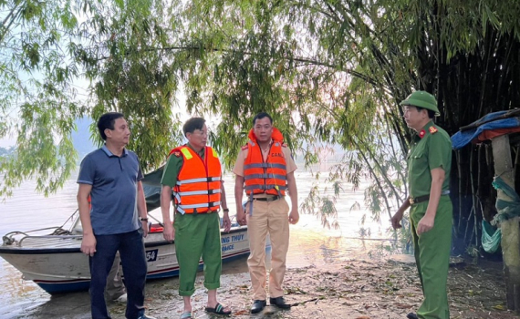 Lực lượng C&ocirc;ng an Ninh B&igrave;nh tặng qu&agrave; c&aacute;c gia đ&igrave;nh bị ảnh hưởng do mưa lũ