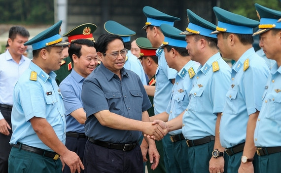 Thủ tướng thăm Trung đo&agrave;n Kh&ocirc;ng qu&acirc;n 921