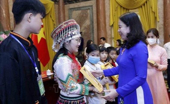 Ph&oacute; chủ tịch nước gặp mặt trẻ mồ c&ocirc;i, khuyết tật, c&oacute; ho&agrave;n cảnh kh&oacute; khăn dịp Tết Trung thu 2022