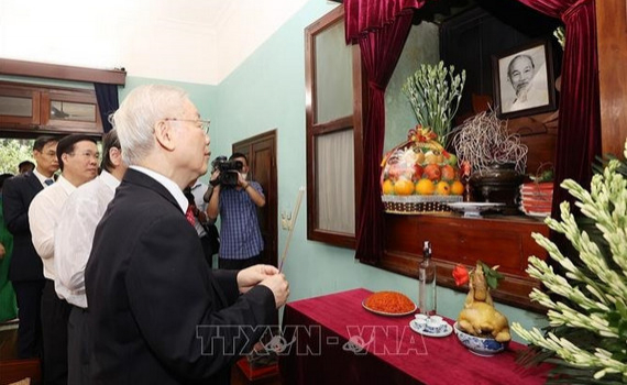 Tổng B&iacute; thư Nguyễn Ph&uacute; Trọng d&acirc;ng hương tưởng niệm Chủ tịch Hồ Ch&iacute; Minh