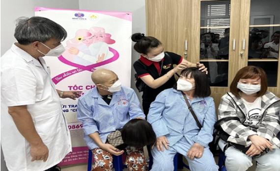Tặng t&oacute;c cho bệnh nh&acirc;n ung thư