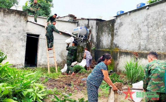 Trung đo&agrave;n 971 chạy đua với thời gian gi&uacute;p d&acirc;n chống b&atilde;o số 4