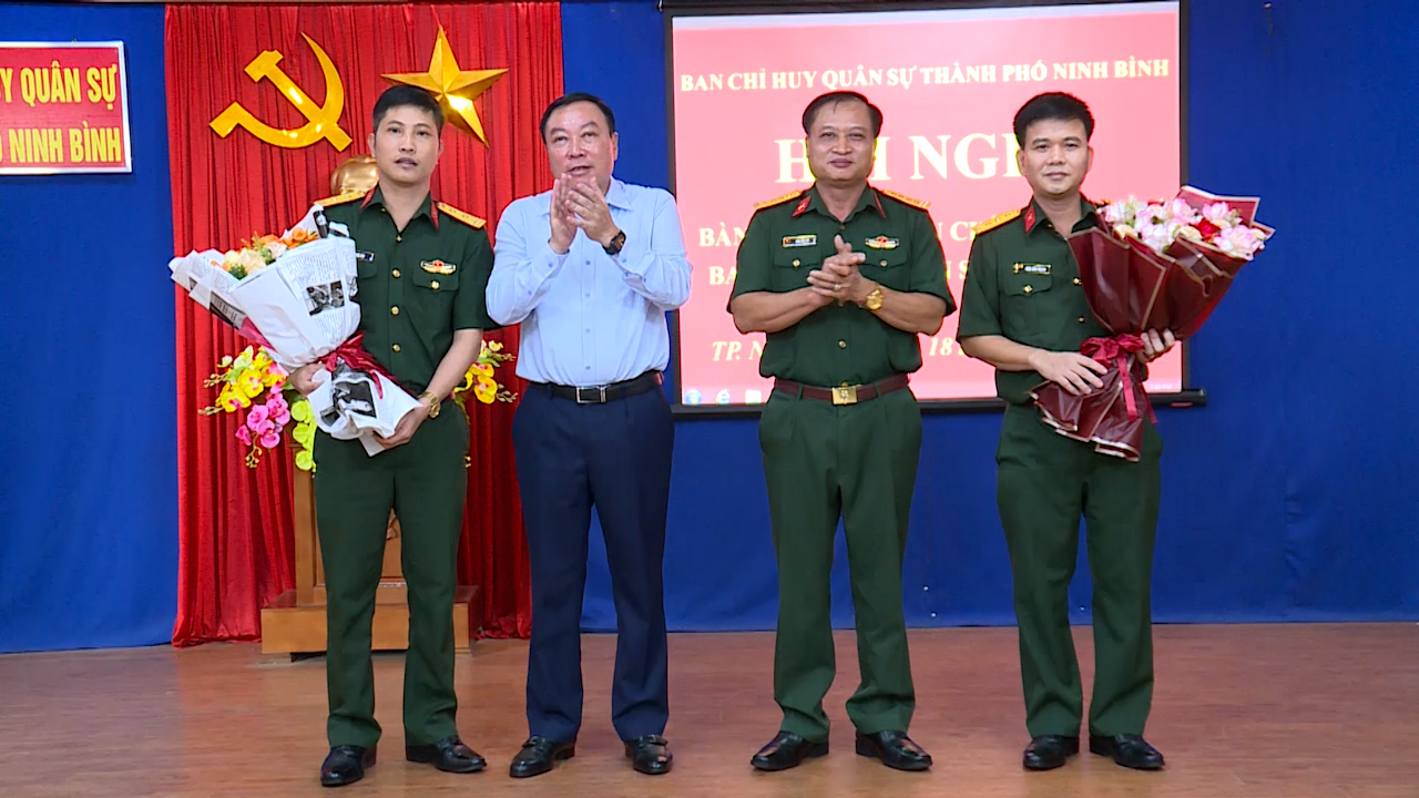Bàn giao chức vụ Chính trị viên Ban Chỉ huy Quân sự thành phố Ninh Bình