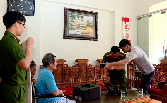 C&ocirc;ng an th&agrave;nh phố Ninh B&igrave;nh đẩy mạnh k&iacute;ch hoạt t&agrave;i khoản định danh điện tử