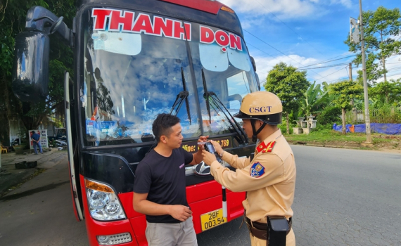 Gần 2.300 t&agrave;i xế vi phạm nồng độ cồn trong ng&agrave;y 2/9