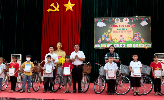 ​Hội Doanh nh&acirc;n trẻ tỉnh tặng qu&agrave; cho trẻ em ngh&egrave;o nh&acirc;n dịp Tết Trung thu