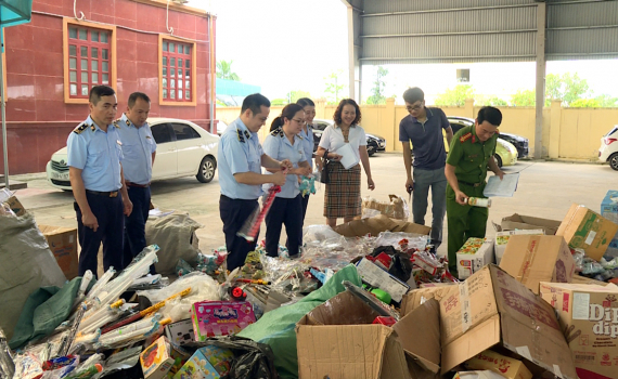 Ninh B&igrave;nh ti&ecirc;u hủy gần 15.000 sản phẩm h&agrave;ng h&oacute;a do vi phạm h&agrave;nh ch&iacute;nh