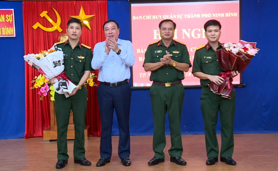 B&agrave;n giao chức vụ Ch&iacute;nh trị vi&ecirc;n Ban Chỉ huy Qu&acirc;n sự th&agrave;nh phố Ninh B&igrave;nh