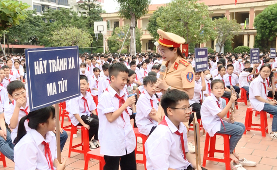 Tuy&ecirc;n truyền, phổ biến kiến thức ph&aacute;p luật cho học sinh Trường THCS L&yacute; Tự Trọng