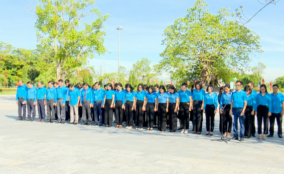 Đo&agrave;n đại biểu dự Đại hội C&ocirc;ng đo&agrave;n tỉnh lần thứ XVI d&acirc;ng hương tưởng niệm c&aacute;c Anh h&ugrave;ng liệt sỹ 