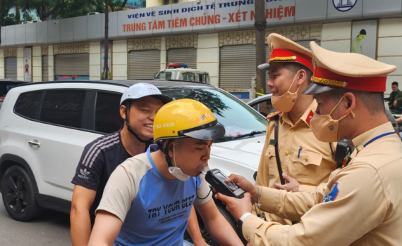 Bỏ quy định buộc Cảnh s&aacute;t giao th&ocirc;ng phải n&oacute;i lời ch&agrave;o, cảm ơn l&aacute;i xe