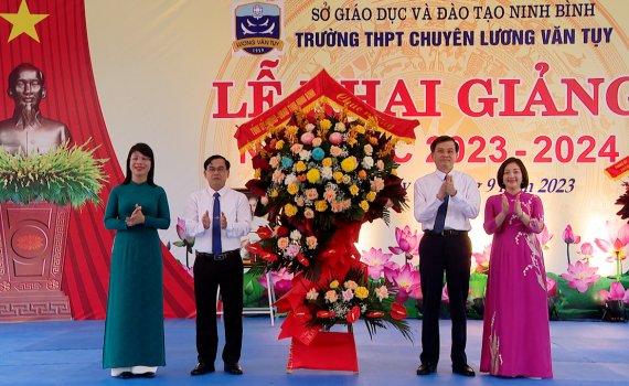 Đồng ch&iacute; B&iacute; thư Tỉnh ủy dự Lễ khai giảng năm học mới tại Trường THPT chuy&ecirc;n Lương Văn Tụy