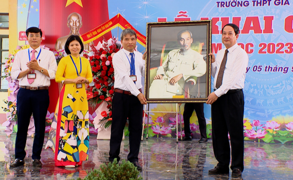 Đồng ch&iacute; Ph&oacute; B&iacute; thư Thường trực Tỉnh ủy, Chủ tịch HĐND tỉnh dự Lễ khai giảng năm học mới tại Trường THPT Gia Viễn C