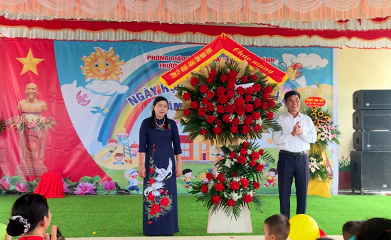 Đồng ch&iacute; Trưởng Ban D&acirc;n vận Tỉnh ủy, Chủ tịch Ủy ban MTTQ Việt Nam tỉnh dự Lễ khai giảng năm học mới tại Trường Mầm non Kh&aacute;nh Cường