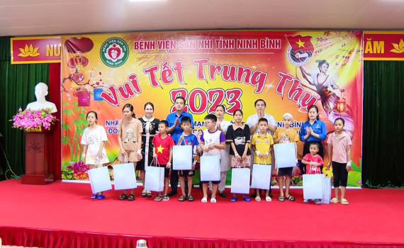Tặng qu&agrave; cho trẻ em nh&acirc;n dịp Tết Trung thu