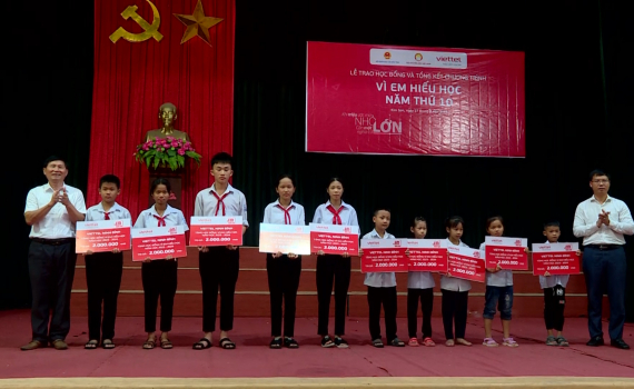 Viettel Ninh B&igrave;nh trao học bổng cho học sinh ngh&egrave;o vượt kh&oacute;