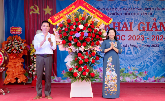 Đồng ch&iacute; Trưởng Ban Tuy&ecirc;n gi&aacute;o Tỉnh ủy dự Lễ khai giảng năm học mới tại Trường Tiểu học Y&ecirc;n Từ