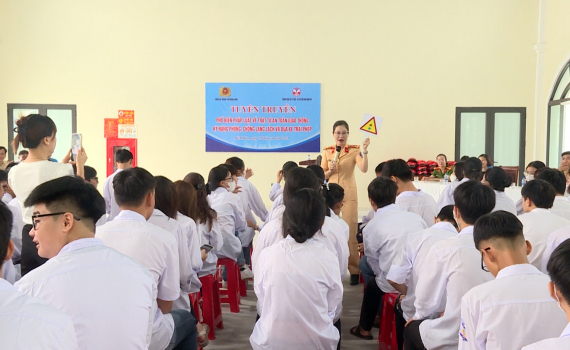 Tuy&ecirc;n truyền, phổ biến ph&aacute;p luật ATGT tại Trường Trung cấp Kỹ thuật - Du lịch C&ocirc;ng đo&agrave;n Ninh B&igrave;nh