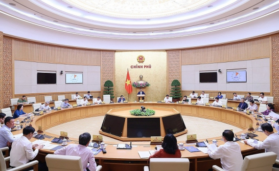 Thủ tướng Phạm Minh Ch&iacute;nh: Khẩn trương ho&agrave;n thiện thể chế, tr&aacute;nh để &aacute;ch tắc k&eacute;o d&agrave;i, g&acirc;y bức x&uacute;c x&atilde; hội