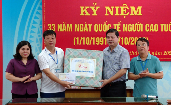 Ủy ban MTTQ Việt Nam tỉnh, Sở LĐTB&XH thăm, tặng qu&agrave; nh&acirc;n ng&agrave;y Quốc tế Người cao tuổi 1/10