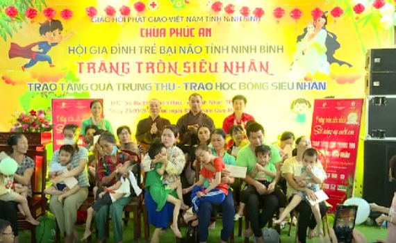 Tặng qu&agrave; Tết Trung thu cho trẻ em tật nguyền