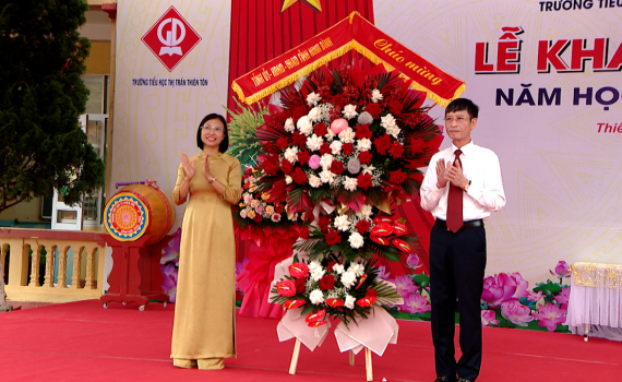 Đồng ch&iacute; Trưởng Ban Tổ chức Tỉnh ủy dự Lễ khai giảng năm học mới tại Trường Tiểu học thị trấn Thi&ecirc;n T&ocirc;n