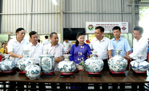 Lớp bồi dưỡng nghiệp vụ c&ocirc;ng t&aacute;c Tuy&ecirc;n gi&aacute;o tham quan thực tế tại Y&ecirc;n M&ocirc;