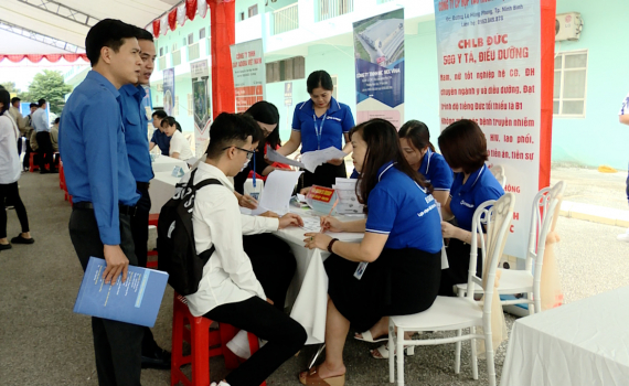 Khai mạc phi&ecirc;n giao dịch việc l&agrave;m lưu động tại Trường Cao đẳng Cơ giới Ninh B&igrave;nh