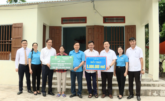 Trao tiền hỗ trợ x&acirc;y nh&agrave; &ldquo;M&aacute;i ấm c&ocirc;ng đo&agrave;n&rdquo; tại huyện Gia Viễn