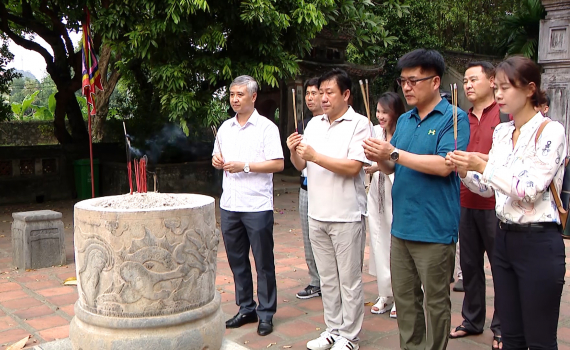Đo&agrave;n đại biểu Hội đồng th&agrave;nh phố Asan (H&agrave;n Quốc) tham quan c&aacute;c danh lam, thắng cảnh tại Ninh B&igrave;nh
