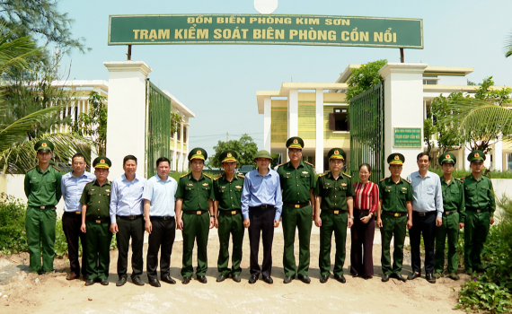 Đồng ch&iacute; B&iacute; Thư Tỉnh uỷ thị s&aacute;t v&ugrave;ng biển Kim Sơn