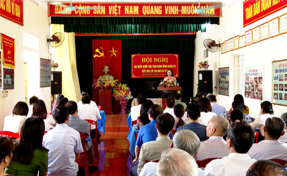 Đại biểu Quốc hội tiếp x&uacute;c cử tri nơi cư tr&uacute; ở th&agrave;nh phố Tam Điệp