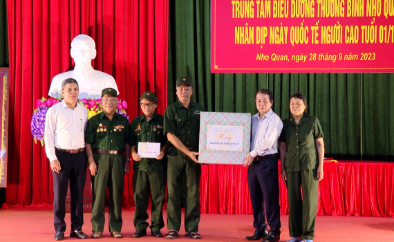Đồng ch&iacute; Ph&oacute; Chủ tịch Thường trực HĐND tỉnh thăm, tặng qu&agrave; nh&acirc;n ng&agrave;y Quốc tế Người cao tuổi v&agrave; Tết Trung thu